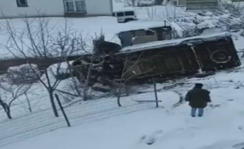 Sultanbeyli'de servis minibüsü yan yattı; İçindekileri çevredekiler çıkardı