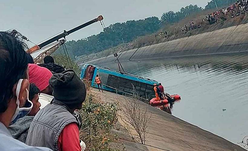 Hindistan'da yolcu otobüsü su kanalına düştü: 40 ölü