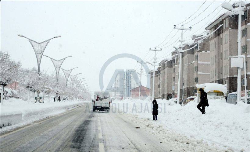 İstanbul'da dört gündür aralıklarla devam eden kar yağışı etkisini sürdürüyor