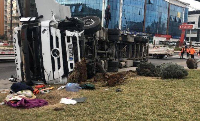 Diyarbakır'da lastiği patlayan beyaz eşya yüklü TIR, yan yattı