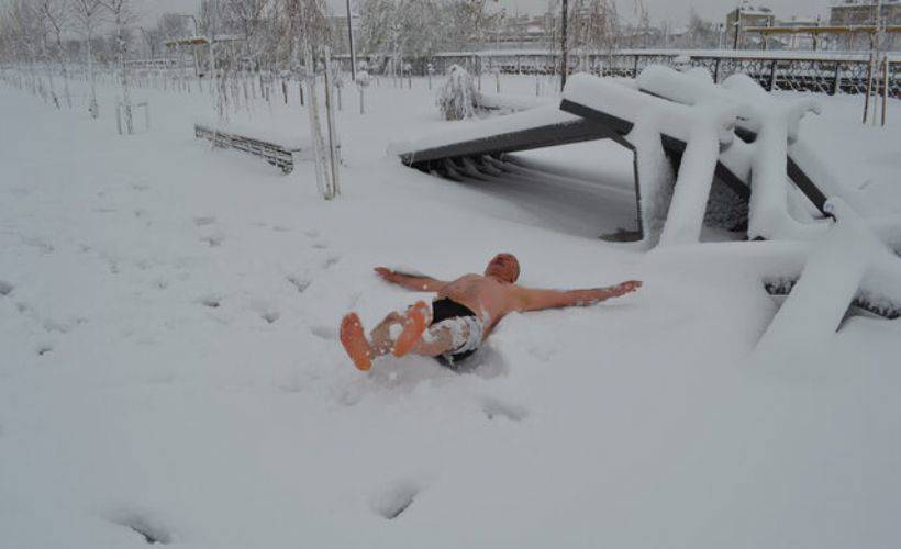 Aksaray'da Kar Sevincini, Kar Banyosuyla Kutladı