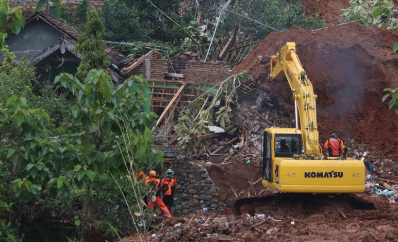 Endonezya'daki heyelanda ölü sayısı 12'ye çıktı
