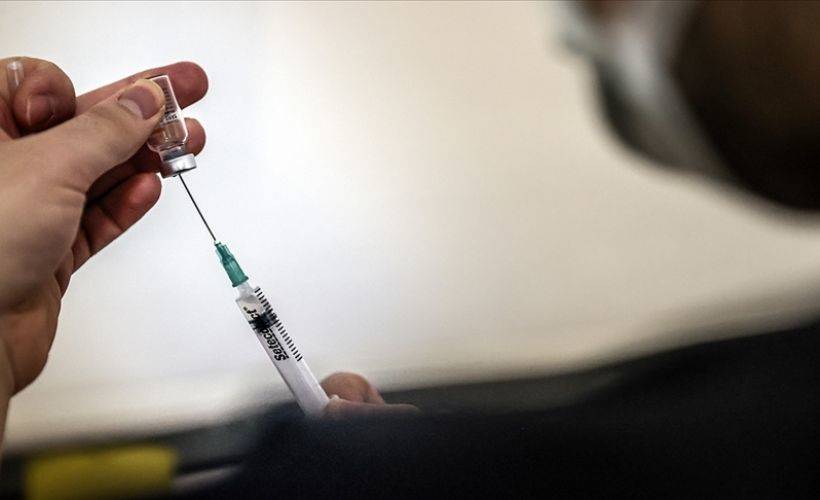 İngiltere'de Kovid-19 aşısı sayesinde pandemide can kayıpları azalıyor