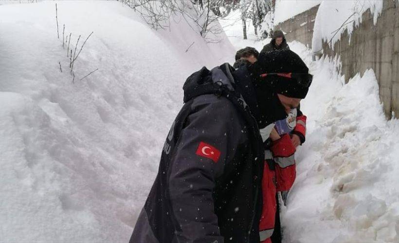 Kar nedeniyle köyde mahsur kalan hamile kadın ve 55 günlük bebek kurtarıldı