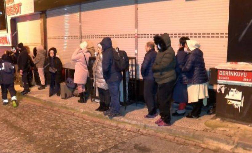 Fatih'te 4 katlı binanın çatısında yangın