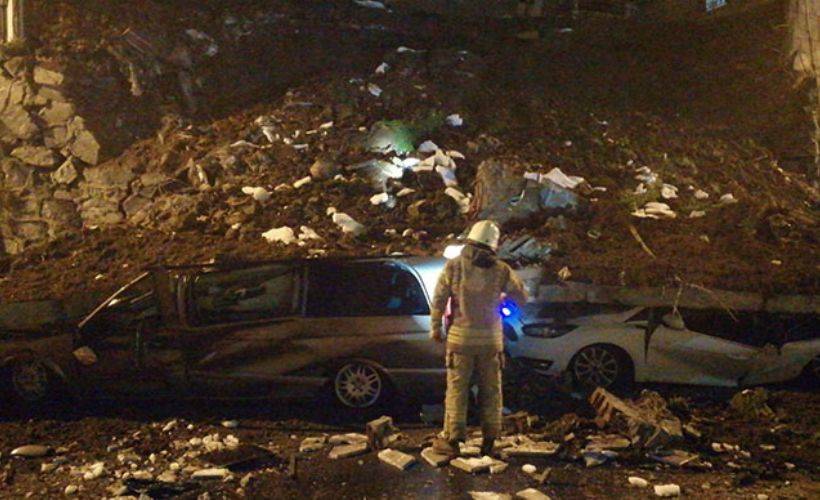 Kağıthane'de istinat duvarı 4 aracın üzerine çöktü