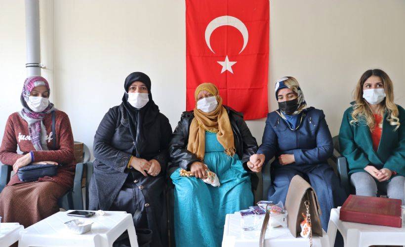Evlat nöbetindeki Diyarbakır Anneleri'nden Gara şehidinin ailesine taziye ziyareti