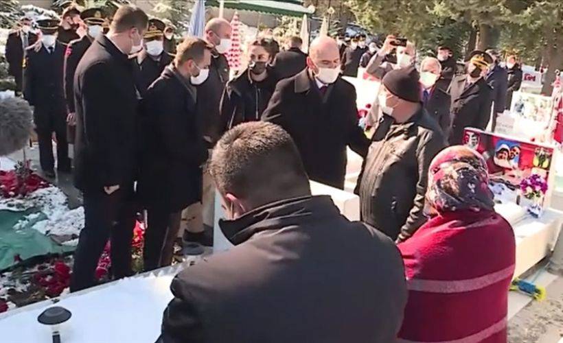 Bakan Soylu, Orgeneral Bitlis ile Merasim Sokak şehitlerinin kabirlerini ziyaret etti