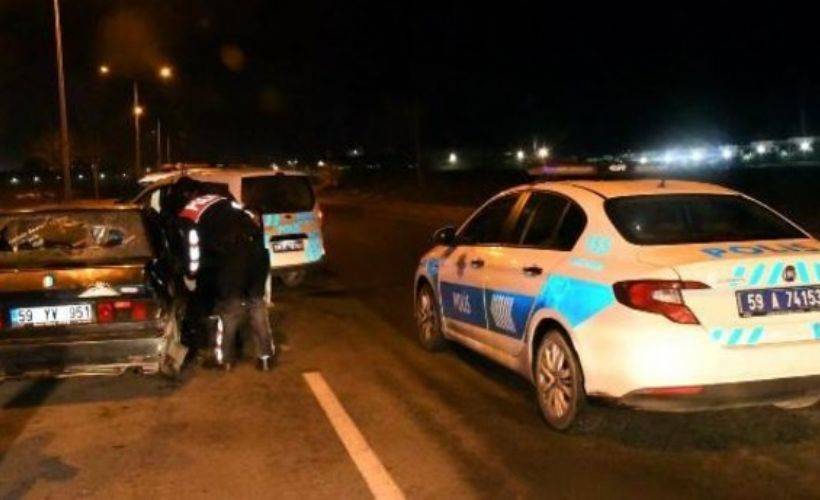 Drift yaptıktan sonra kaçan otomobil, kovalamacada polis aracına çarptı