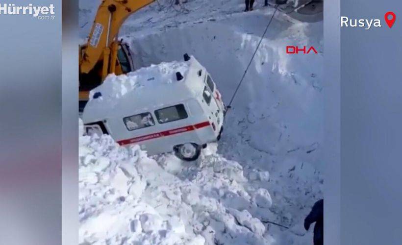 Rusya?da hasta almaya giden ambulansın üzerine çığ düştü