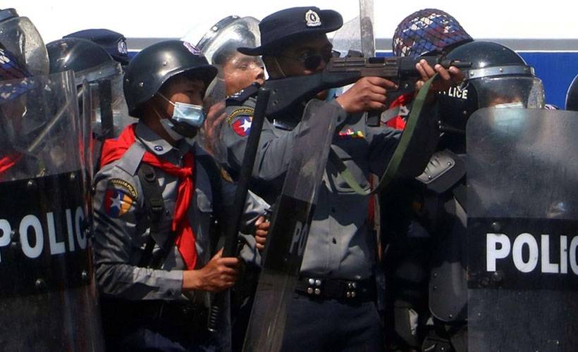 Myanmar'da darbeciler kan akıttı