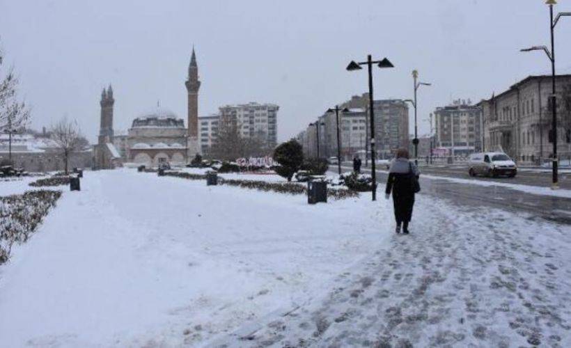 Sivas'ta kar yağışı! 109 yerleşim yeri yolu kapalı