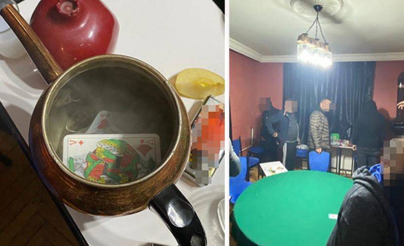 Evde toplu kumara ceza kesilirken çaydanlıktan iskambil kağıtları çıktı