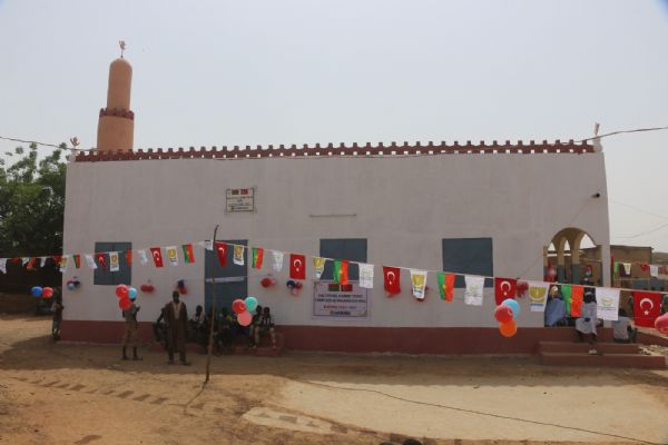 Türkiye'den Malili mültecilere insani yardım