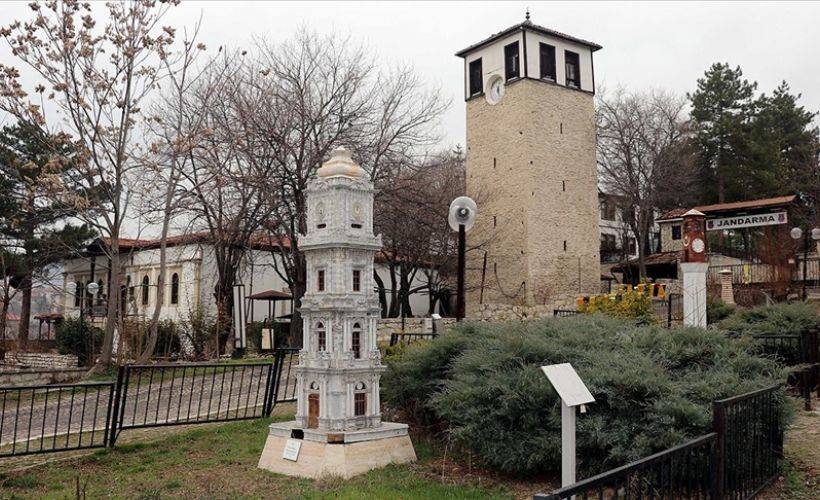 Osmanlı'nın minyatür saat kuleleri zamana tanıklık ediyor