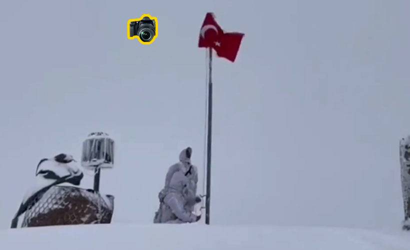 Karla kaplı üs bölgesinde 'bayrak değişimi' paylaşımı