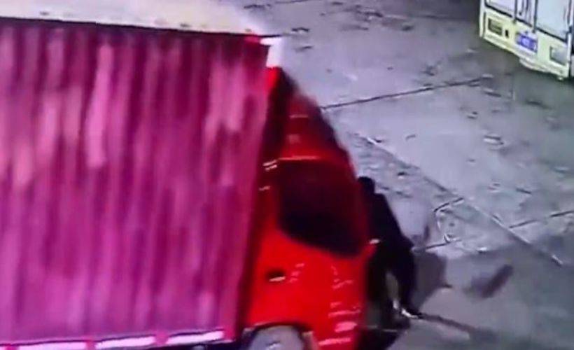 Çinli sürücü el frenini çekmeyi unuttuğu kamyonetinin altında kaldı
