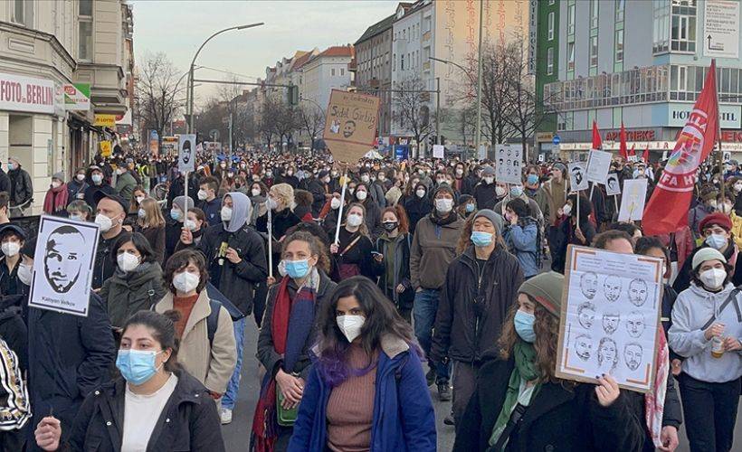 Almanya'da ırkçı terör saldırısında hayatını kaybedenlerin anıldığı yürüyüşe binlerce kişi katıldı