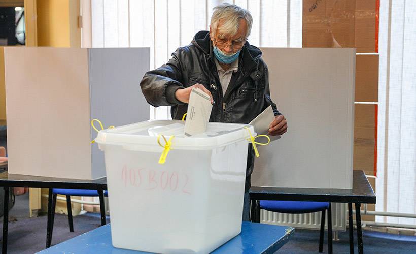 Srebrenitsa'da oy verme işlemi başladı