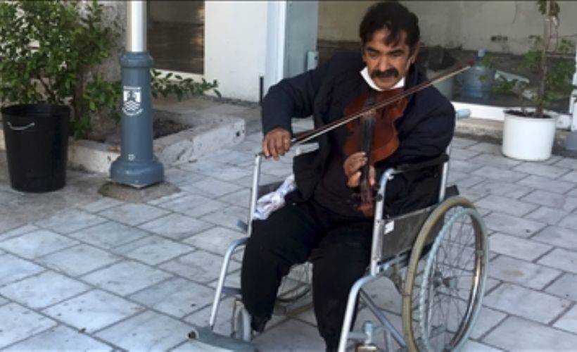Ayakları olmayan müzisyen, Bodrum sokaklarına renk katıyor