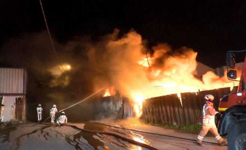 Ümraniye'de geri dönüşüm deposu alev alev yandı