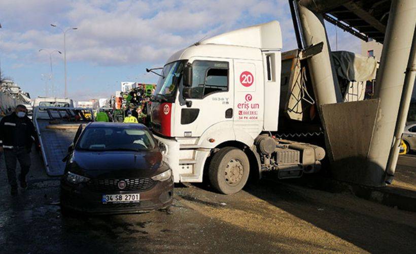 Beylikdüzü D-100 Karayolu'nda hafriyat kamyonu iki araca çarptı