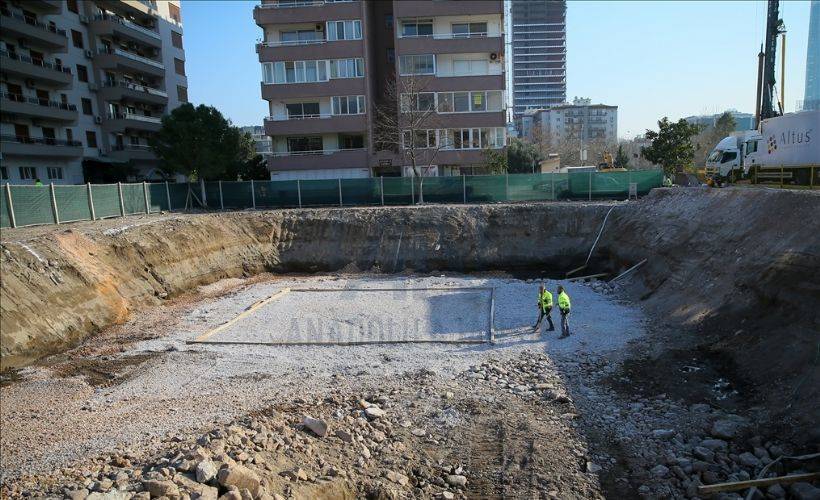 İzmir depreminde yıkılan Rıza Bey Apartmanı'nın yerinde yeşil alan düzenlemesi yapılacağını bildirildi