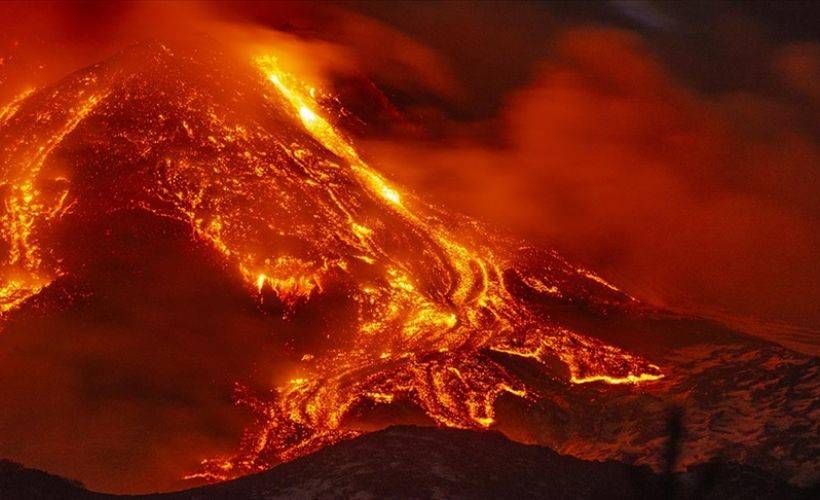 İtalya'daki Etna Yanardağı yeniden faaliyete geçti