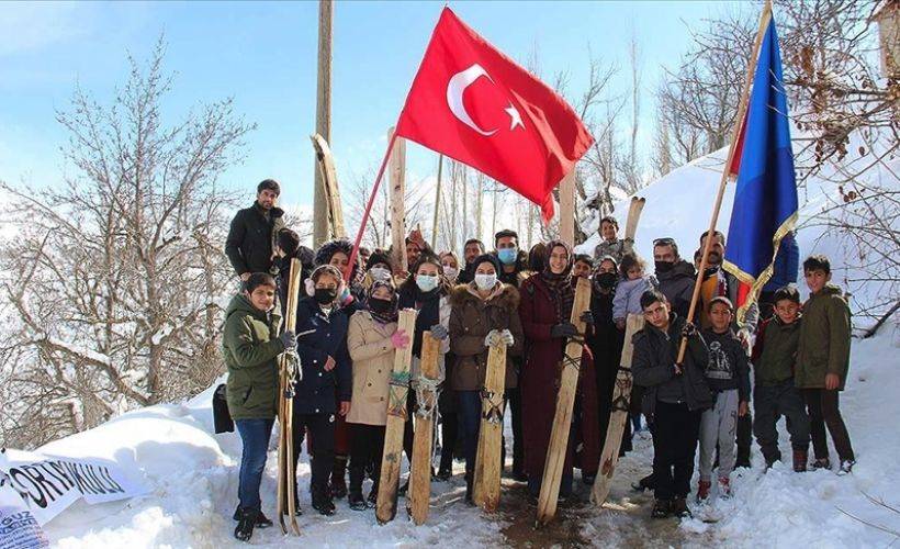 Hakkarili gençlerin tahta kayak takımlarıyla kayma çabasına öğretmen ve öğrenciler de eşlik etti