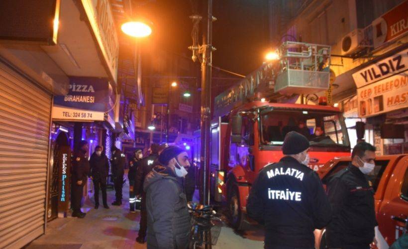 Silahlı rehin ihbarına giden polis, mühürlü kafede 20 kişiyi parti yaparken yakaladı
