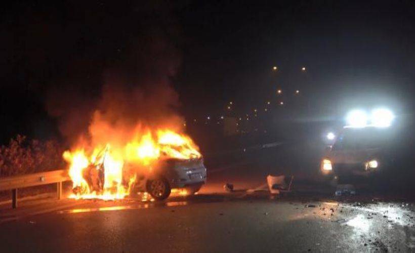 150 kilometrelik kovalamacanın ardından polis barikatına çarpan otomobil alev aldı; 1'i polis 2 yaralı