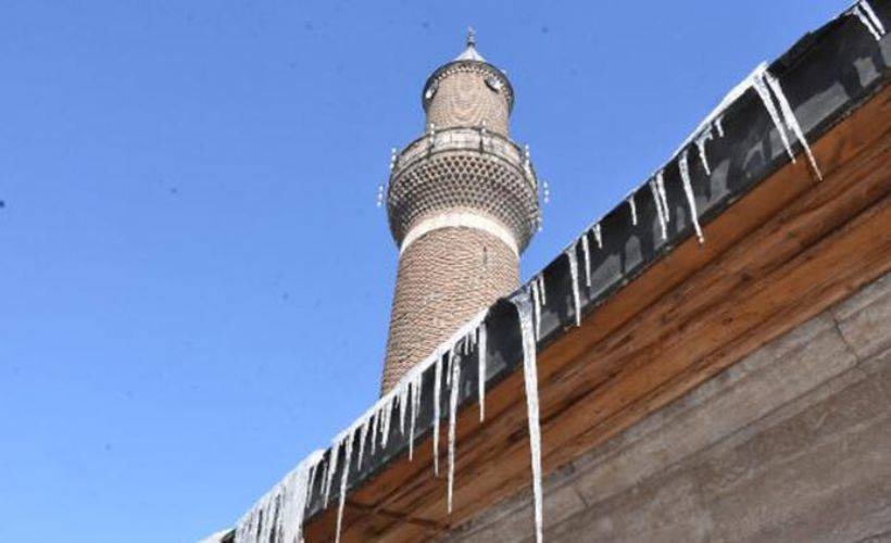 Sivas'ta, çatılarda tehlike oluşturan buz sarkıtlarına itfaiye müdahalesi
