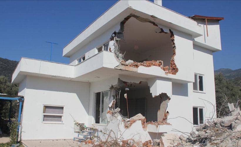 Datça'da imara aykırı binaların yıkımı sürüyor