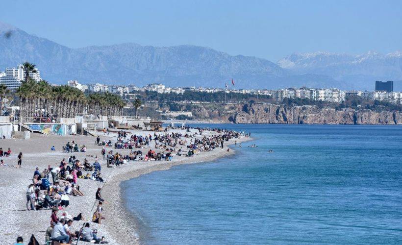 Antalya'da güneşli hava corona virüsü unutturdu