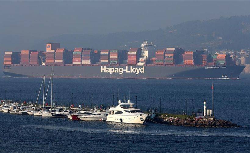 Çanakkale Boğazı dev gemilerin geçişi nedeniyle tek yönlü trafiğe kapandı