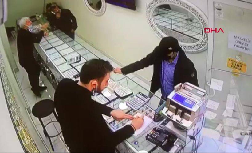 Zeytinburnu'nda kuyumcudan yüzükleri çalan hırsız kamerada
