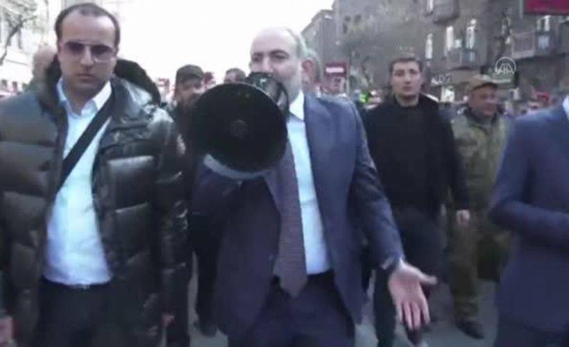 Paşinyan'ın darbe girişimine karşı çağrıda bulunduğu yürüyüşten görüntüler