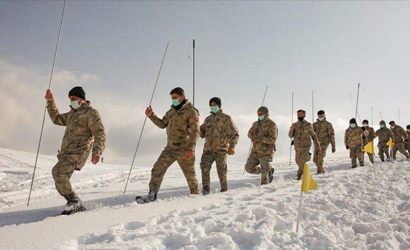 Van'da güvenlik korucularının 2 bin 225 rakımdaki çığ tatbikatı nefes kesti