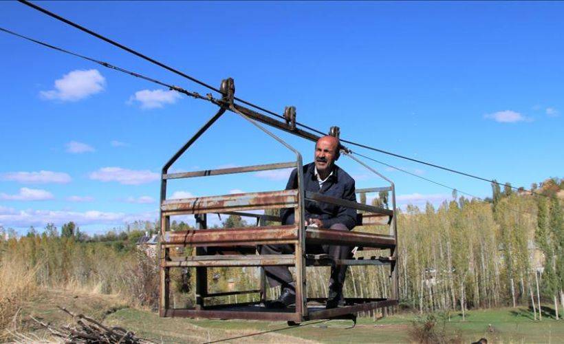 Tarlalarına kendi yaptıkları teleferikle ulaşabiliyorlar