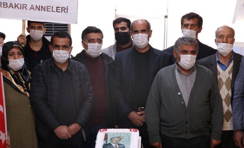 Evlat nöbetinde aile sayısı 208 oldu; Cumhurbaşkanı Erdoğan'ın doğum günü kutlandı
