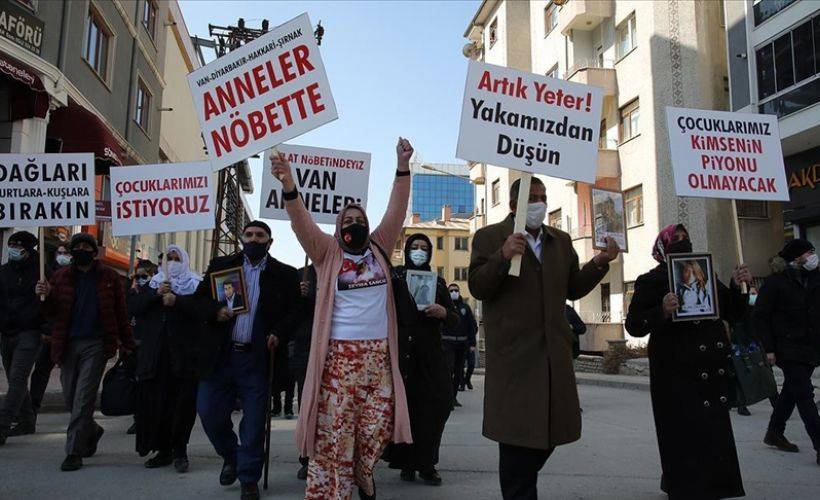 Vanlı aileler, HDP İl Başkanlığı önünde oturma eylemi başlattı