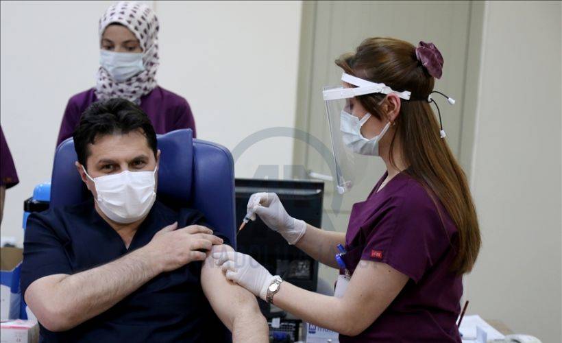 Öğretmenlere ilk doz aşı yapılmaya başlandı