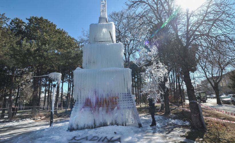 Akademisyen, çalışmasından kopan buz kütlesinden son anda kurtuldu