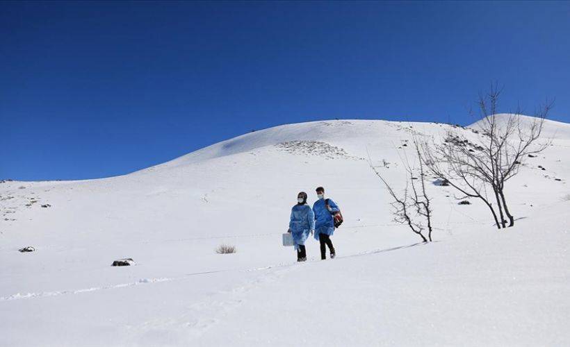 Karlı yolları aşarak yaşlılara Kovid-19 aşısı yapıyorlar