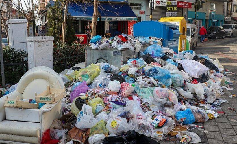 Maltepe Belediyesi işçilerinin grevi nedeniyle sokaklardaki çöpler 5 gündür toplanmıyor