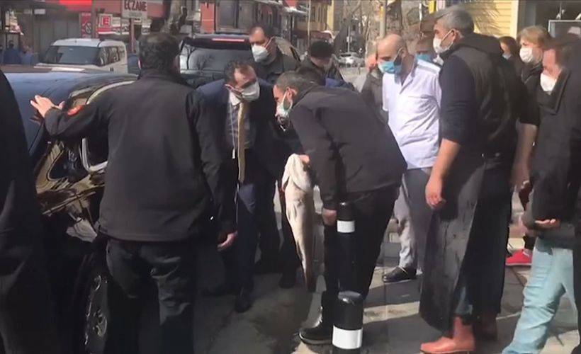 Cumhurbaşkanı Erdoğan, Çengelköy'deki bir balıkçıdan alışveriş yaptı