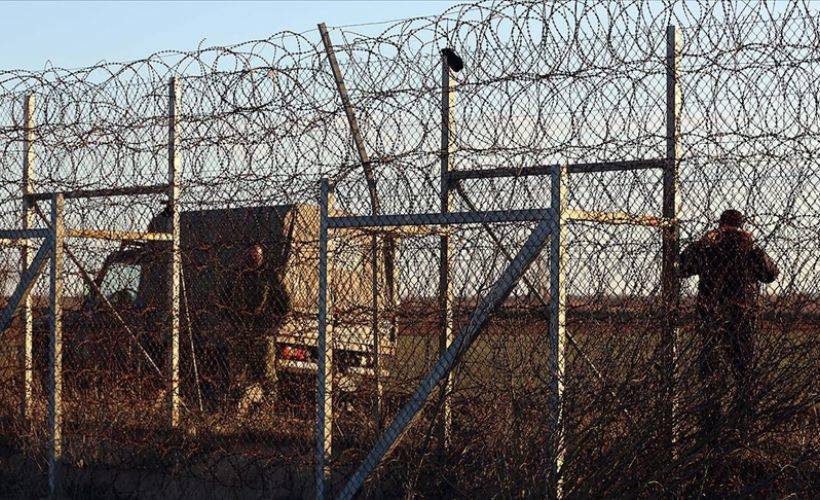 Yunan askerleri göçmenleri darbedip, paralarına ve ayakkabılarına el koydu