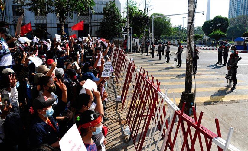 Myanmar polisinden darbe karşıtı gösterilere sert müdahale