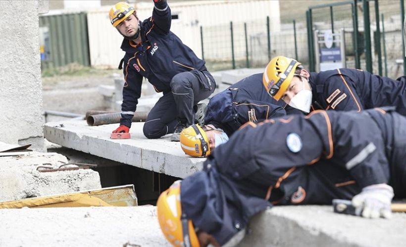 AFAD ekipleri arama kurtarma çalışmalarını 'arkeolog' hassasiyetinde yürütüyor