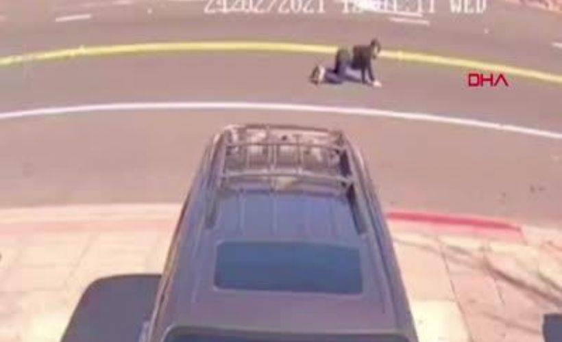 ABD'de soyguncular çantasını gasp ettikleri kadını arabayla metrelerce sürükledi